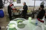 آماده سازی (غذای نذری) درآشپزخانه حسینیه موسی ابن جعفر علیه السلام  در مشهد
