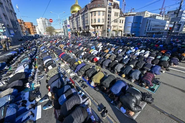 Rusya'da Müslümanlar Ramazan Bayramı namazında camilere sığmadı