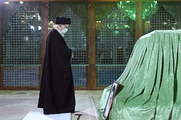 Imam Jameneí visita el mausoleo del fundador de la Revolución Islámica