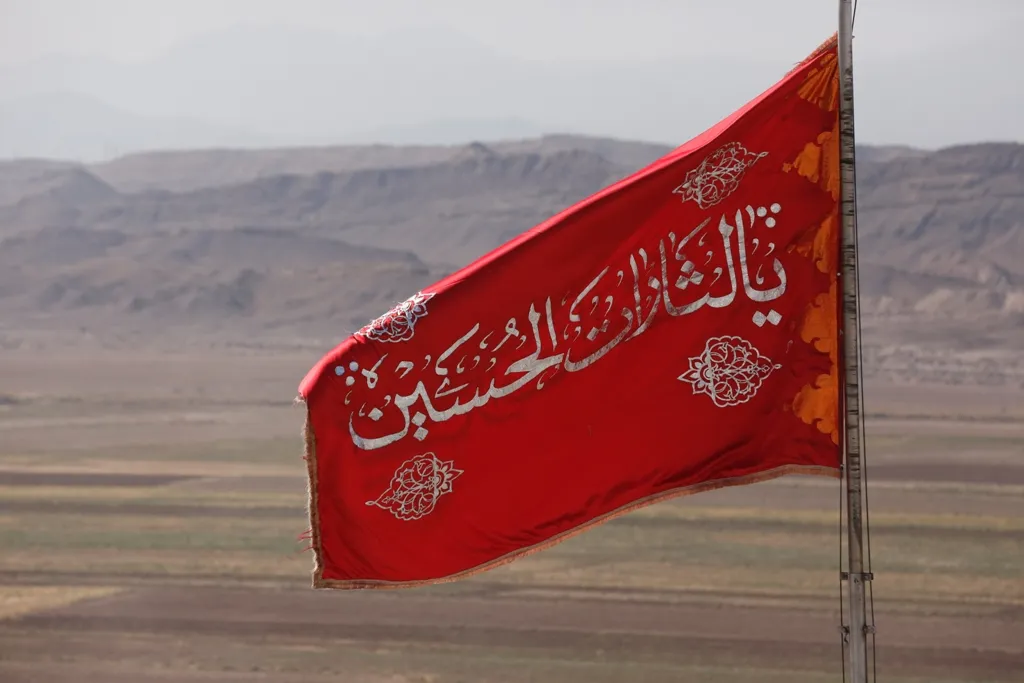 «یالثارات الحسین» بر فراز گنبد مسجد جمکران