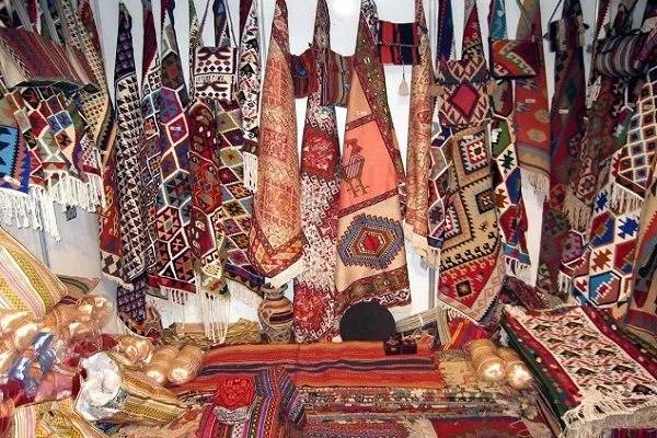 ایجاد اشتغال برای ۶۸۰ هنرمند صنایع دستی توسط یک آدامس فروش!