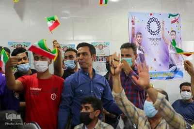 شادی شیرازی ها در مقابل منزل محمدرضا گرایی