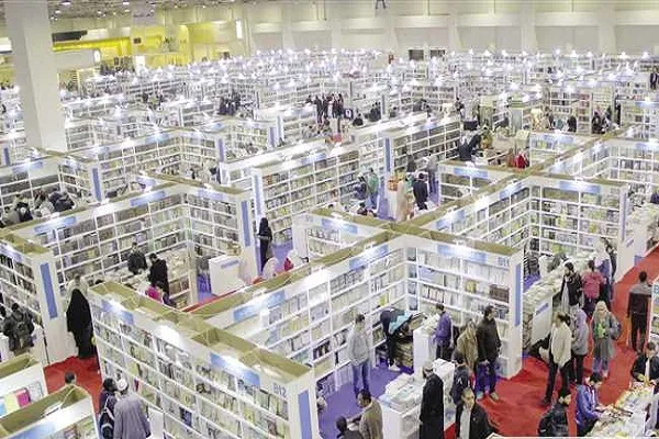 طالب أزهري يبهر حضور معرض الكتاب بالقاهرة لتعلمه القرآن بطريقة برايل