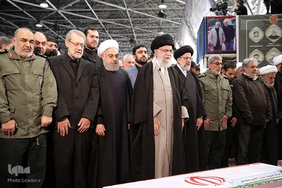 مراسم اقامه نماز بر پیکر مطهر سپهبد شهید حاج قاسم سلیمانی و همرزمان شهیدش با حضور رهبر معظم انقلاب