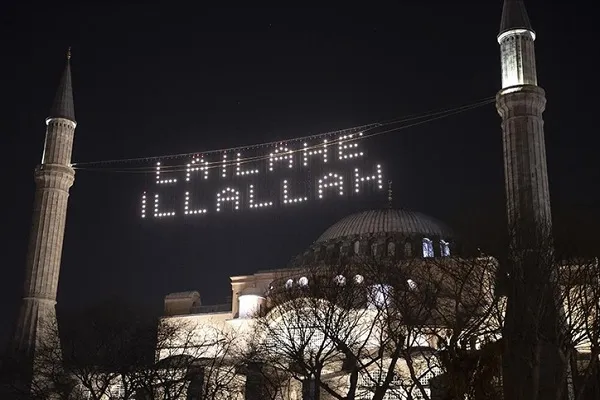 Ayasofya-i Kebir Cami-i Şerifi'ne Kelime-i Tevhid yazılı mahya asıldı