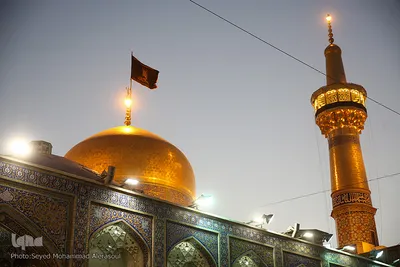 تعویض پرچم گنبد حرم مطهر رضوی در آغاز ماه محرم‎