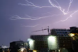 آسمان برلین آلمان بر اثر نور خیره کننده صاعقه روشن می‌شود.