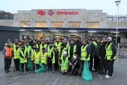 Plus de 1 500 jeunes musulmans ont nettoyé les rues de villes britanniques pour le Nouvel an 2020