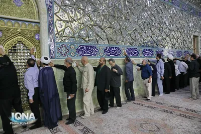غبارروبی مضجع شریف کریمه اهل بیت توسط جامعه قرآنی کشور