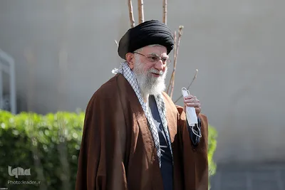 کاشت نهال توسط رهبر انقلاب