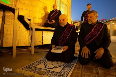 برافراشتن قرآن کریم همزمان با تعویض پرچم گنبد امام حسین(ع)