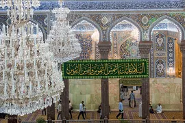 نصب کتیبه های متبرک به نام امام رضا (ع) در حرم مطهر حسینی