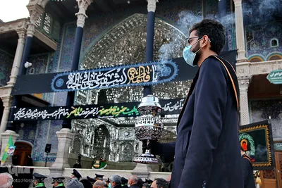 Schwarze Trauerflagge auf Kuppel des Heiligtums von Fatima Masuma