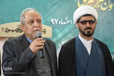 از سمت راست حجت الاسلام حمید شویع نژاد مسئول اداره قرآنی اوقاف خوزستان و علی حسین حسین زاده معاون سیاسی و اجتماعی استاندار خوزستان 