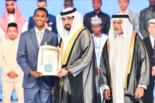 بالصور.. أمريكى يفوز بالمركز الأول في جائزة دبى الدولية للقرآن