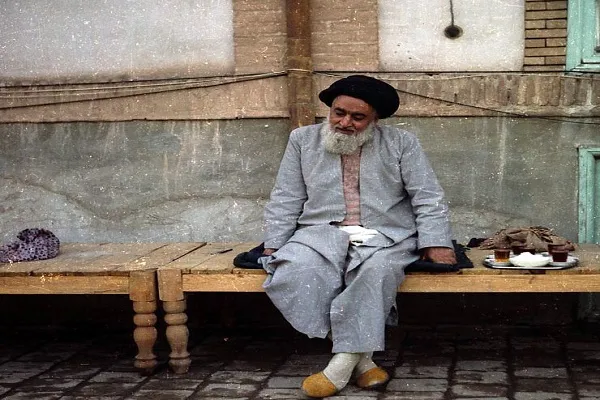 ساده‌زیستی آیت‌الله مدنی/ سفره ساده امام جمعه تبریز در دهه اول انقلاب