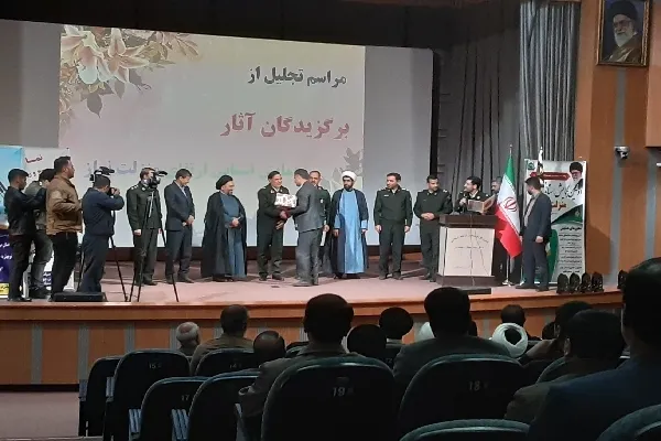 برگزیدگان همایش استانی «ارتقای منزلت نماز» در شهرکرد تجلیل شدند