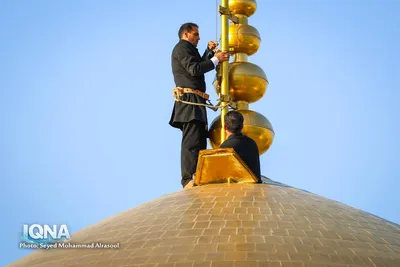 تعویض پرچم گنبد رضوی همزمان با آغاز ماه ربیع‌الاول
