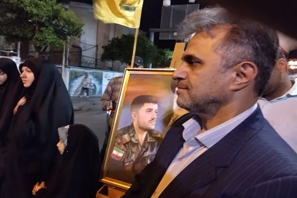تجلیل از خانواده شهید «مجتبی گیلانی» در نود‌وچهارمین شب اجتماع مردمی + عکس