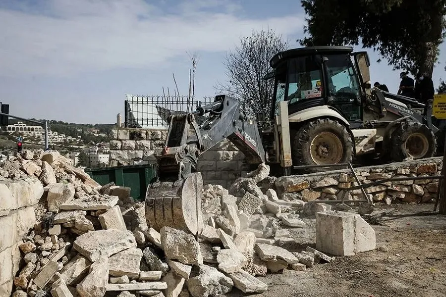 Top Preacher Slams World’s Silence about Zionists’ Attacks on Muslim Cemeteries