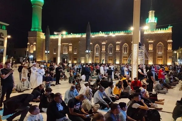 ملايين المسلمين حول العالم يحتفلون بأول أيام عيد الفطر