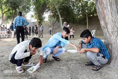 توزیع بسته‌های غذایی طرح «ضیافت علوی» در اهواز 
