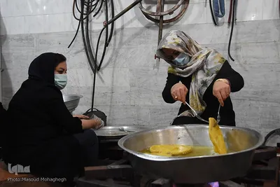 پخت و توزیع نان محلی در سمنان