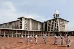 Largest Mosque in SE Asia to Hold Friday Prayers in Jakarta