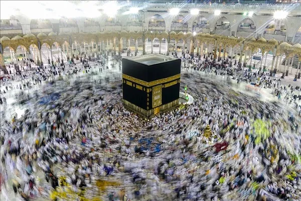 Kabe'de ilk tavaflarını yapmaya başlayan hacılara robotlar hizmet edecek