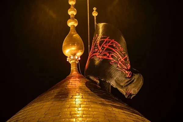 إستبدال رايتَيْ قبّتَيْ حرم الإمام الحسين وأبي الفضل العبّاس (ع) إلى رايات الحزن