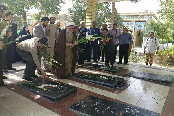 گل افشانی حرم امامزاده سیده ملک خاتون(س) و مراز شهدای گمنام