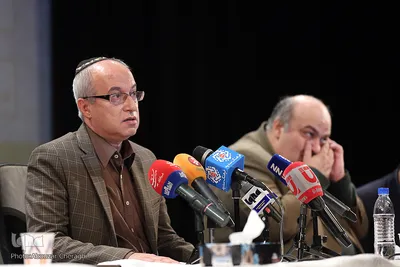 از راست سیامک مره صدق، نماینده کلیمیان در مجلس شورای اسلامی، همایون سامه یح، رییس انجمن کلیمیان تهران در سی و ششمین نشست «شنبه های انقلاب»