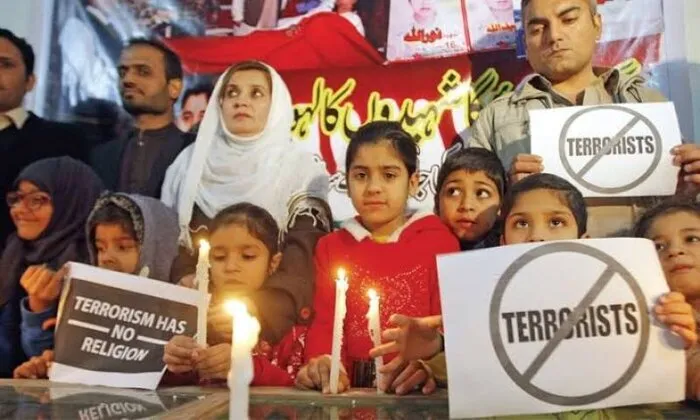 د پيښور د اې پي ایس د زده کونکو د وژلې له یوې لسیزې وروسته دترهه ګرئ ژور ټپونه(مقاله)