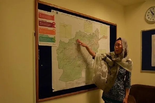 افغانستان کې کابو نیمايي وګړي کافي خواړه نه لري