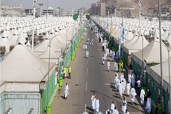 برپایی چادرهای زائران حج در صحرای عرفات + فیلم
