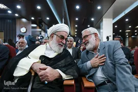 از راست  سید مرتضی بختیاری، رئیس جدید کمیته امداد امام‌خمینی (ره) و حجت‌الاسلام والمسلمین محمدی گلپایگانی، رئیس دفتر رهبر انقلاب اسلامی در تودیع و معارفه رئیس کمیته امداد امام خمینی(ره)
