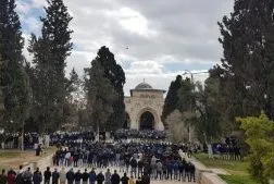 Decine di migliaia di fedeli hanno celebrato la preghiera del venerdì a al-Aqsa