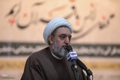 حجت‌الاسلام حاج‌ابوالقاسم در مراسم نثار تاج گل و تجدید بیعت جامعه قرآنی با آرمان‌های امام خمینی(ره) و مقام معظم رهبری