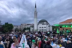 Gemeinsames öffentliches Fastenbrechen in Bosnien