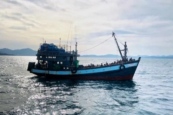 Denizde mahsur kalan 382 Arakanlı Müslüman sığınmacı kurtarıldı