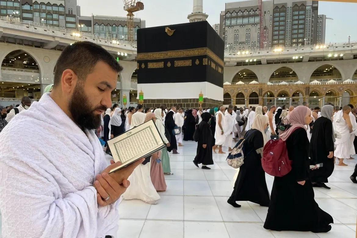 مکہ میں حجاج کرام طواف قدوم کرتے ہوئے