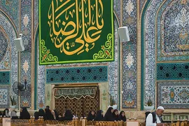نصب کتیبه های متبرک به نام امام رضا (ع) در حرم مطهر حسینی