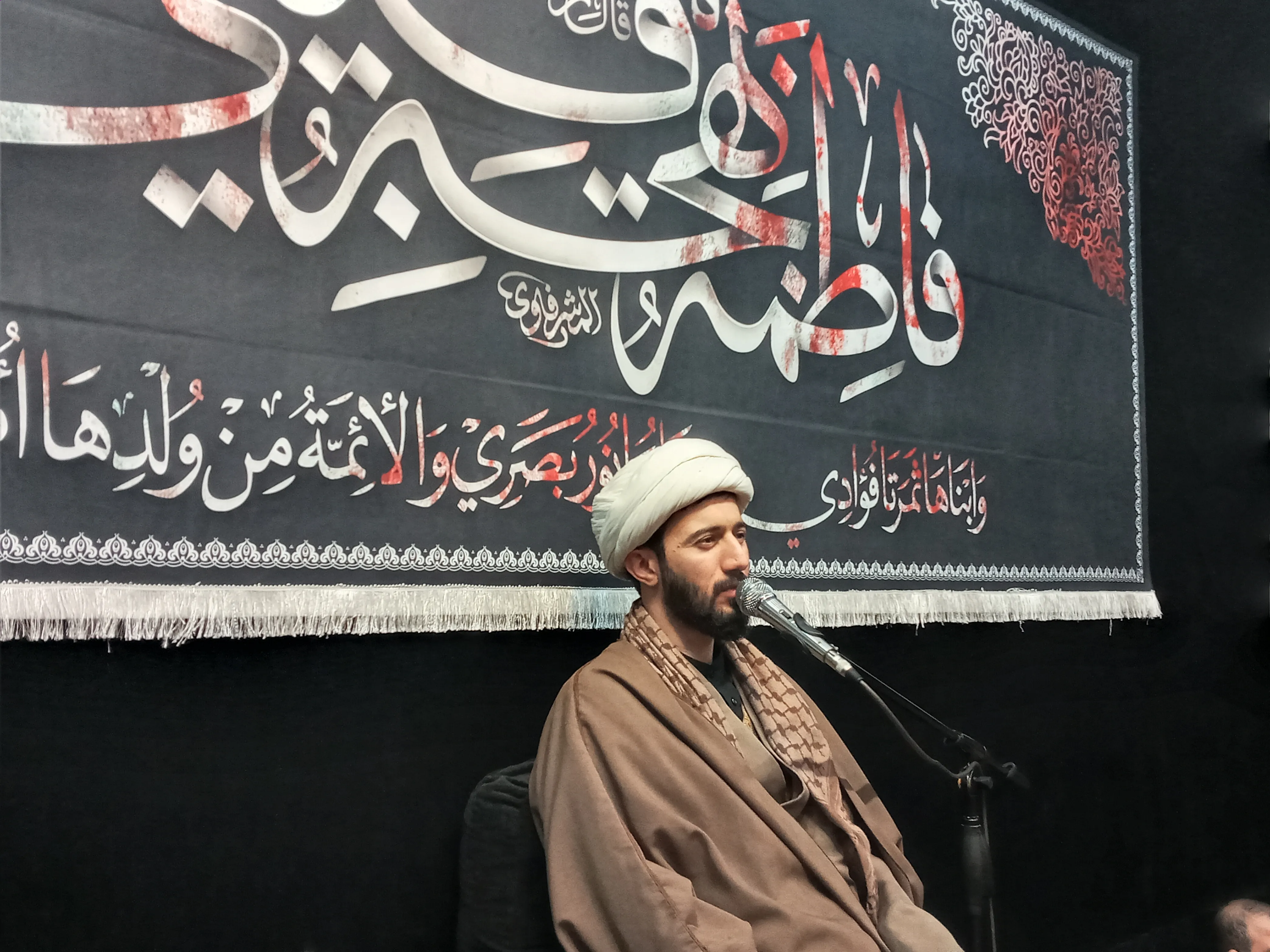 حضرت زهرا(س) محور توحید و حقانیت است + عکس