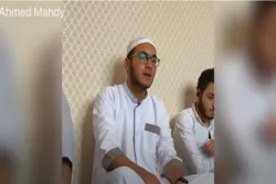 Lecture du Coran par le jeune récitant égyptien devant les mémorisateurs tatars