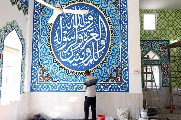 خوشنویس فلسطینی و دیوارنویسی قرآن در مساجد + عکس