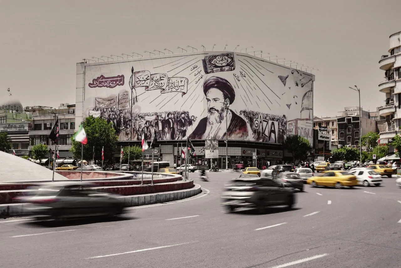 دیوارنگاره جدید میدان انقلاب مزین به شعار «امام؛ وعده‌های صادق»