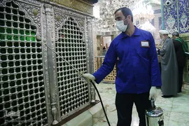 ضدعفونی کردن ضریح مطهر و رواق های حرم حضرت معصومه(س)