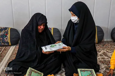 محافل انس با کلام الله مجید در منزل خانواده‌های شهدای حرم مطهر شاهچراغ(ع)