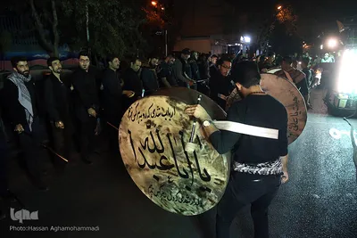 دسته عزاداری شاه حسین گویان در میدان منیریه 