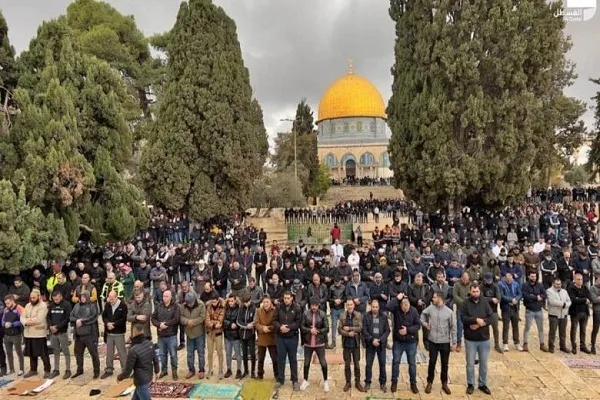 Mescid-i Aksa'da 50 bin kişi Cuma namazı kıldı